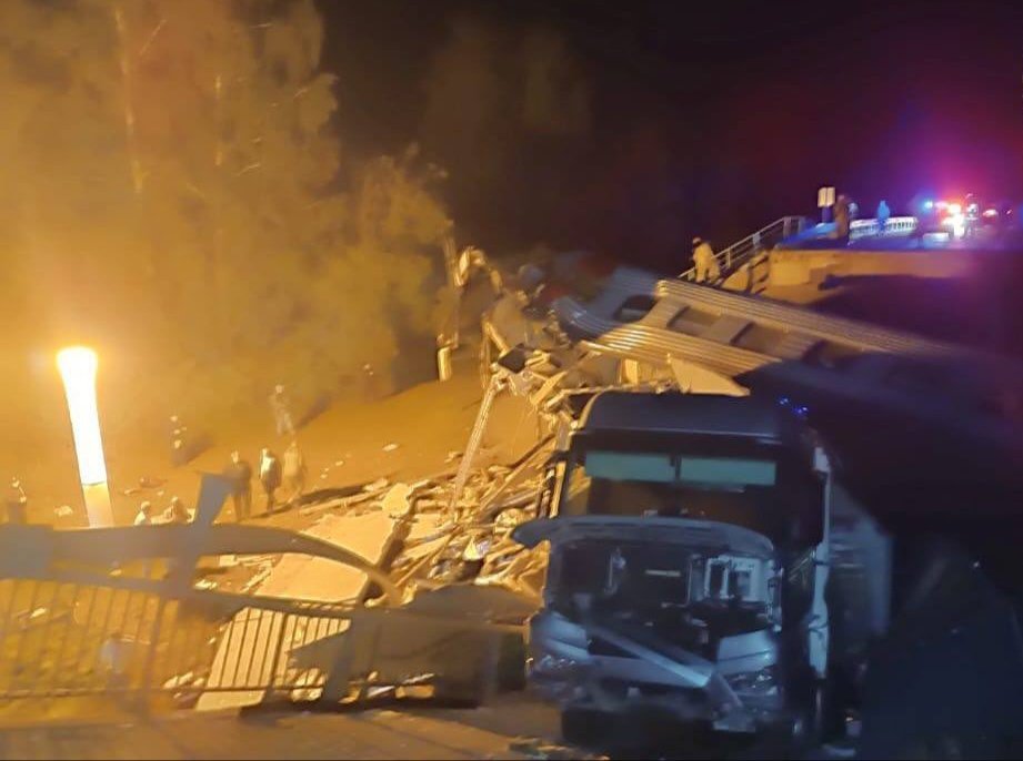 nanana365media's tweet image. 🔴RUSSIA 🇷🇺| #Bryansk region : At least 7 dead and 66 injured reported in the collapse of two bridges on Saturday night near the village of #Vygonichi, causing the derailment of several trains. Moscow is calling it "illegal interference," with no established link to #Ukraine.
