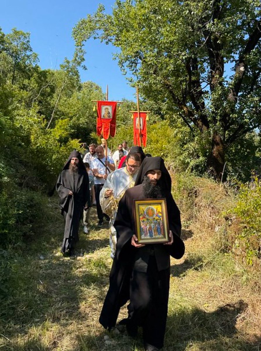 БОЖЕ, ЧУВАЈ НАМ ЦРНУ ГОРУ!

Јуче сам у родним Друшићима (Пријестоница Цетиње) присуствовао литургији коју је служио владика Пајсије поводом сеоске славе Спасовдана. Сјећамо се старих литија, прађедова, митрополита Данила Дајковића. Вјера, народ и светиње су оно што чува Црну Гору
