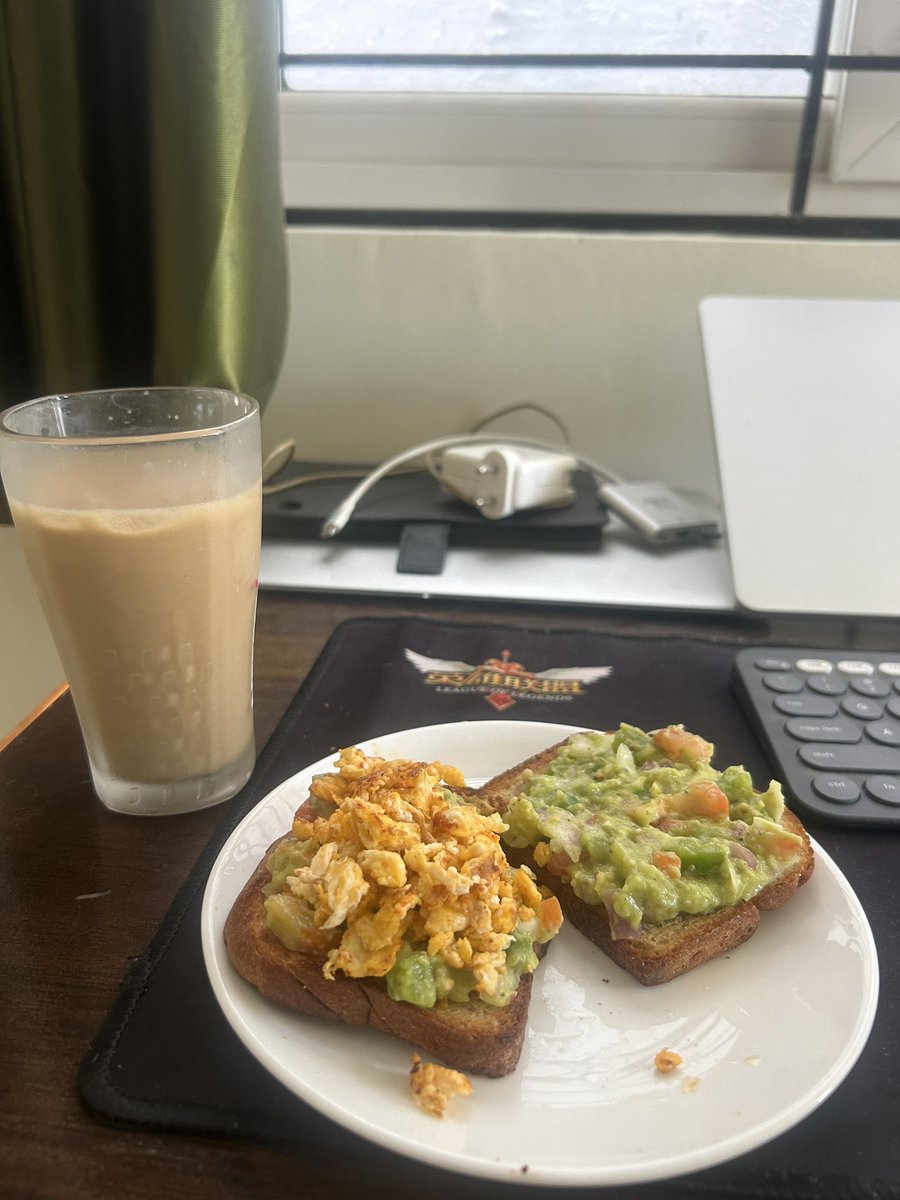 Sunday brunch.

Guacamole sandwich + sugar free cold coffee ❤️
