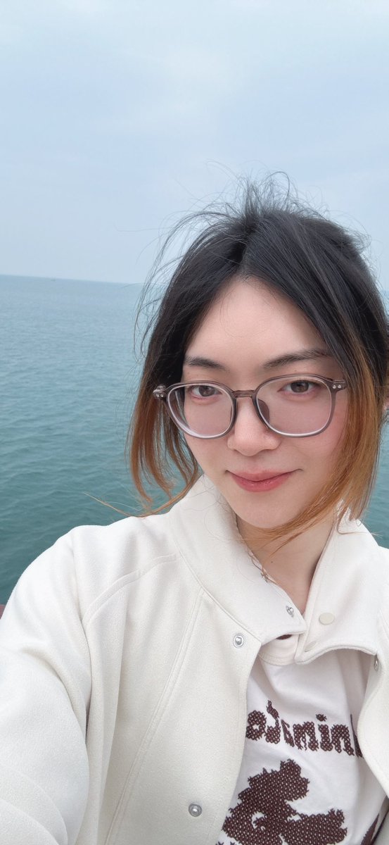 六一快乐啊，baby们🥳海上看着没太阳，但还是被晃得睁不开眼，海风吹着很舒服，头发都被吹飞了😂最近工作很心烦，身心疲惫，和领导吵了一架，然后互相没理睬三天，年纪不小了，却还是控制不住情绪，喜怒都表现在脸上😅然而不管怎样，都想要保持童心，心里干净，不成熟就不成熟吧，毕竟，这才是我呀😄