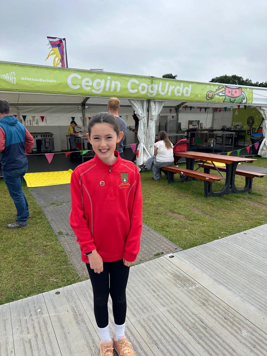 Ysgol Llanhari (@ysgolllanhari) on Twitter photo Da iawn Elen! Balch iawn ohonot yn cynrychioli <a href="/urddmg/">Urdd Morgannwg Ganol</a> yng nghystadleuaeth cogurdd yr Eisteddfod. Well done Elen on your participation in the cogurdd competition at the Eisteddfod🎂🧁🧁🍰 Da iawn Elen! Balch iawn ohonot yn cynrychioli <a href="/urddmg/">Urdd Morgannwg Ganol</a> yng nghystadleuaeth cogurdd yr Eisteddfod. Well done Elen on your participation in the cogurdd competition at the Eisteddfod🎂🧁🧁🍰