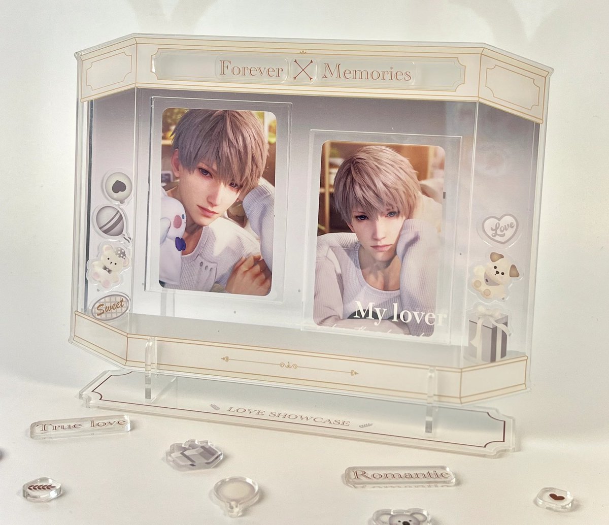 2장의 포토카드를 한 번에 전시 가능한 아크릴 스탠드 

양 옆, 상단에는 아크릴 꾸밈 파츠를 넣어 데코가 가능합니다.