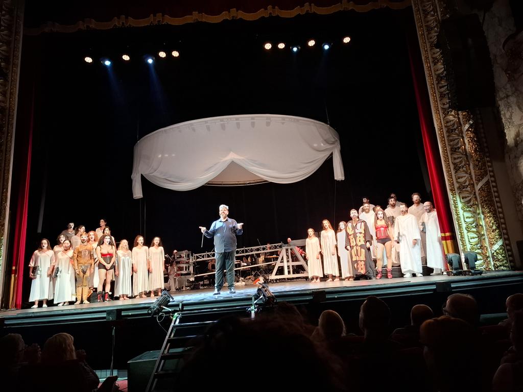 Tot un espectacle. La Fura dels Baus amb Carmina Burana. Una Fura menys furera però sempre sorprenent.