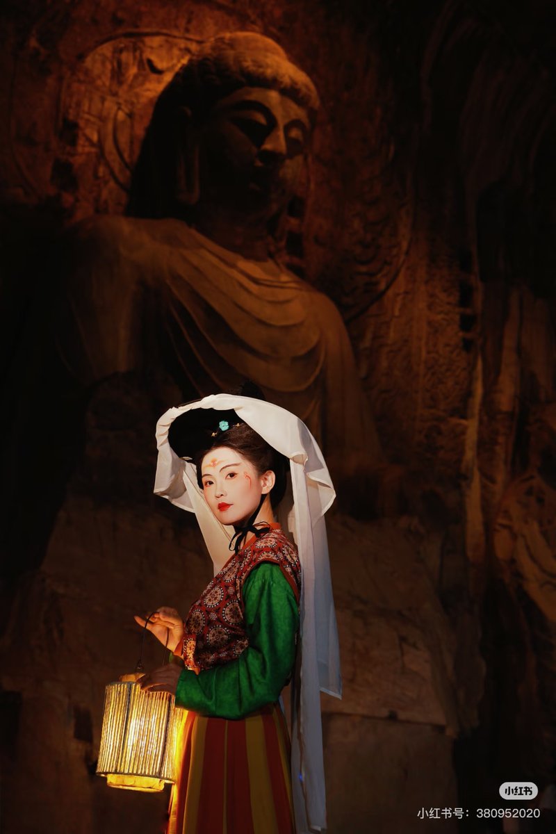 Hanfu·Tang dynasty（ 618AD—907AD）

The makeup is called 花钿/HuaDian which is traditional Chinese makeup.

#hanfu #漢服 #traveltochina #Chineseculture #costumes #伝統衣装  #中華服 #chinese #中華風   #China  #makeup  #ornaments #hairpin  #チャイナ服 #中國衣裝 #中華衣装