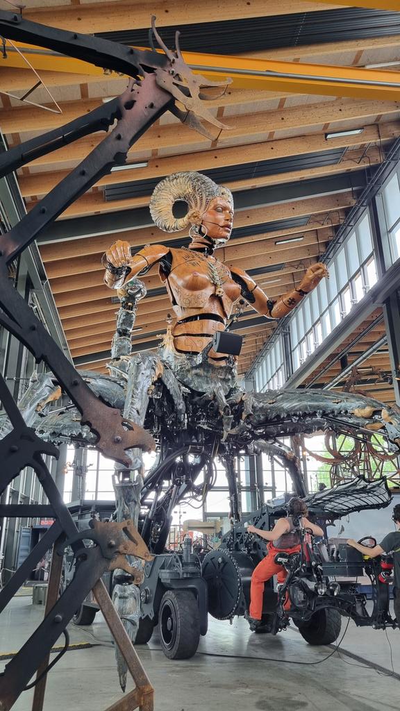 Alors oui, c'est un démon à cornes de bouc, mi-araignée, mi-scorpion et re mi-araignée derrière. 
MAIS, 
elle a des boobs.