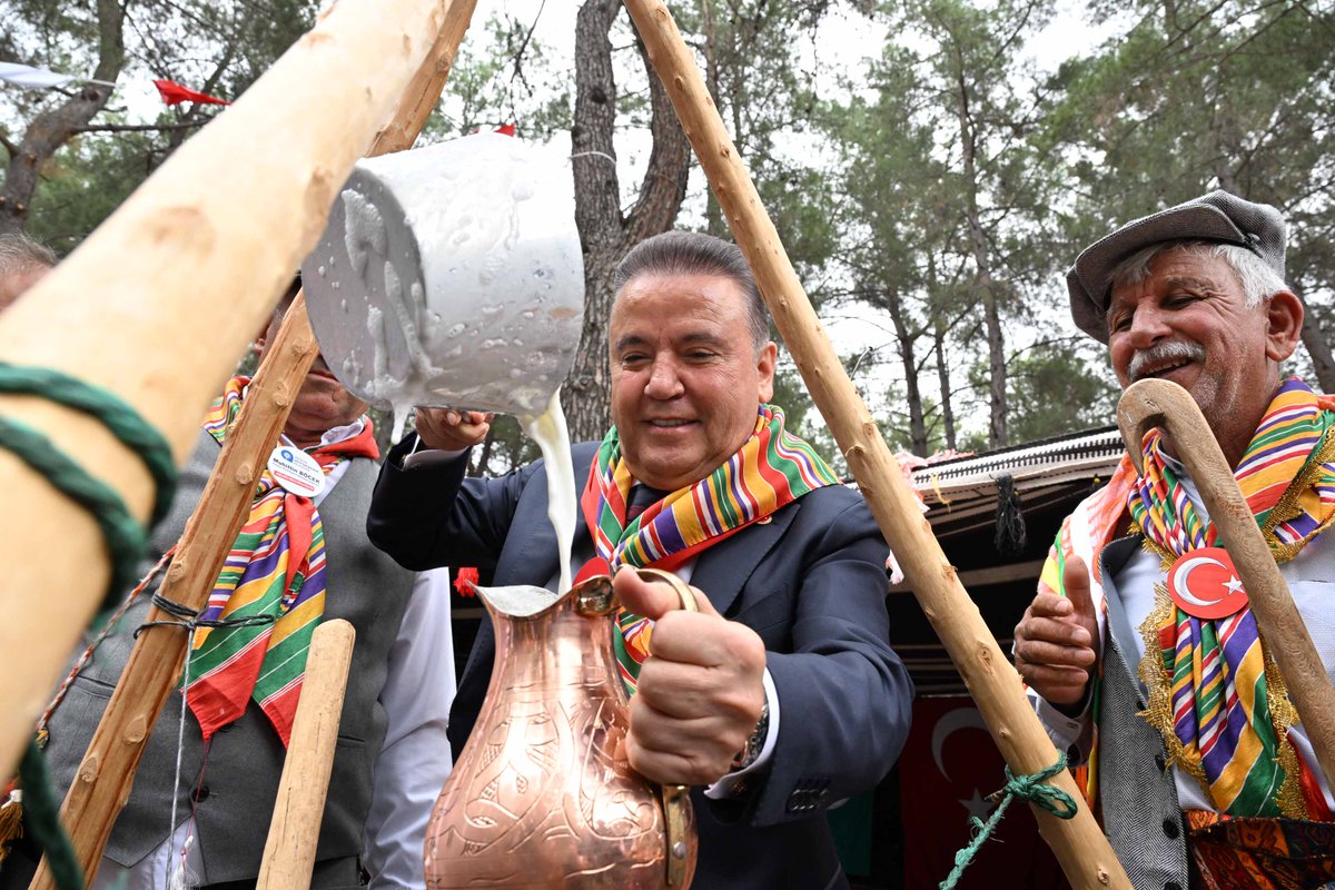 📌CHP'nin çalgı çengi belediyeciliği: Antalya'da 2 festivale 78,5 milyon harcandı!

📌CHP’li Antalya Büyükşehir Belediyesi’nin Mayıs ayında düzenlediği iki ayrı festivale toplam 78,5 milyon TL harcandı.

📌Şehir kan ağlarken, CHP'li  Muhittin Böcek festivalde fink atıyor.

 👉