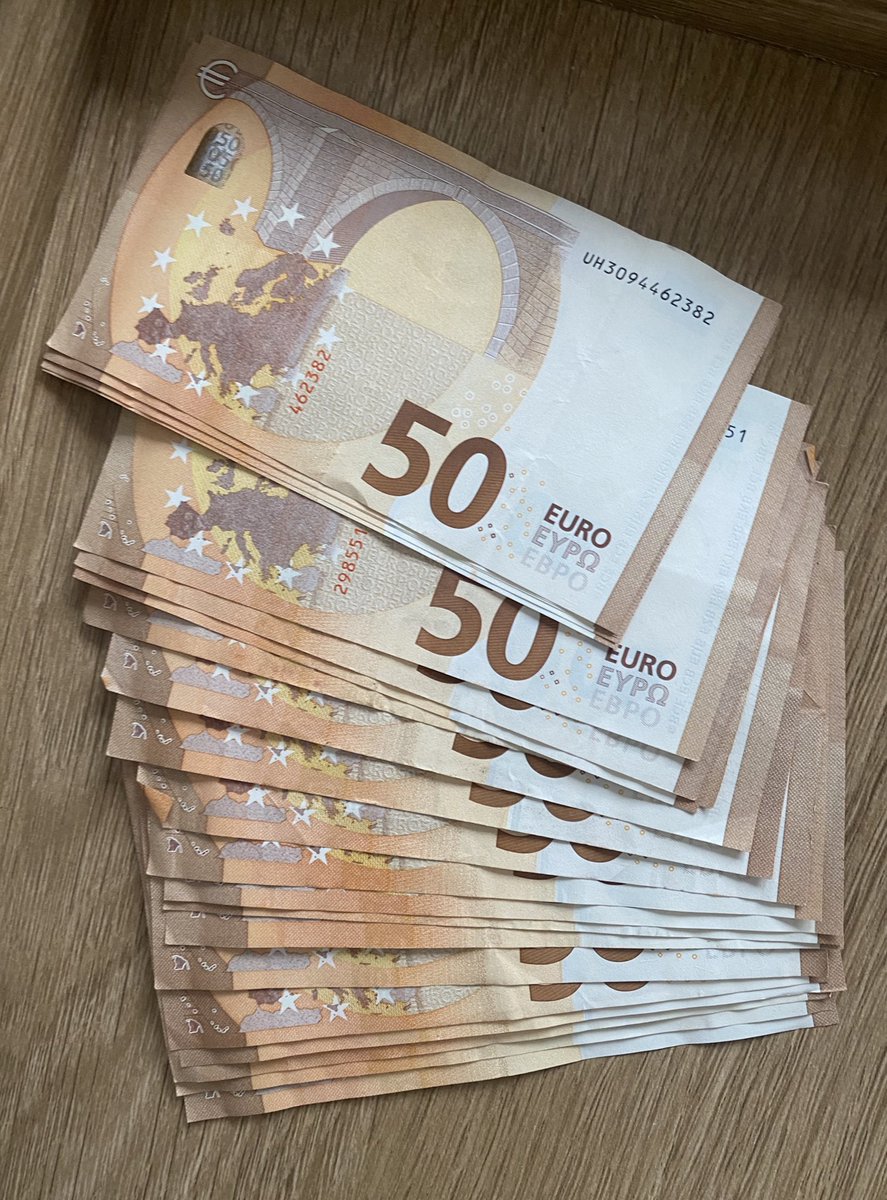 SidneyJvro's tweet photo. C'est l'anniversaire du daron je sais pas quoi lui acheter du coup je lui donne juste 1k en liquide j'espère ça ira #RonLife https://t.co/XTiimcZffS
