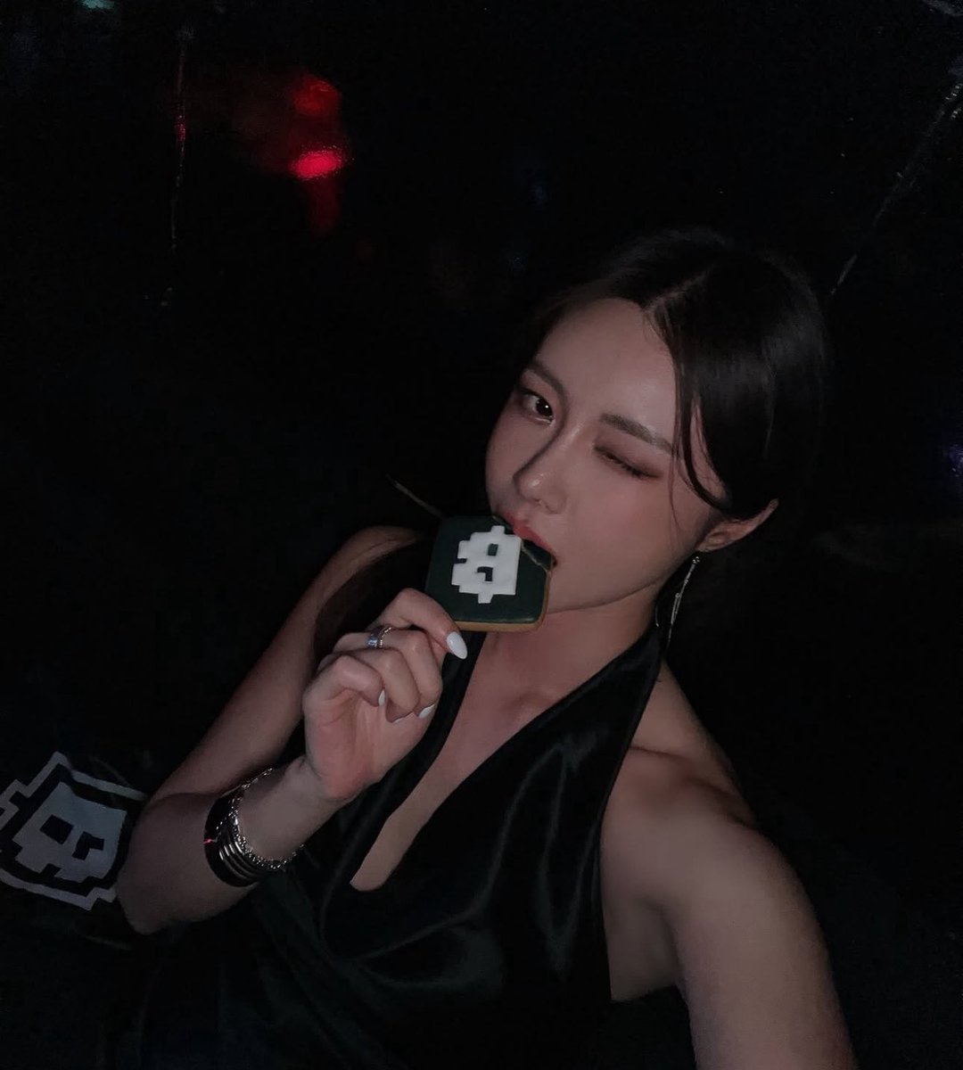 Kwonstar__'s tweet image. GM 🖤 who is active ?
