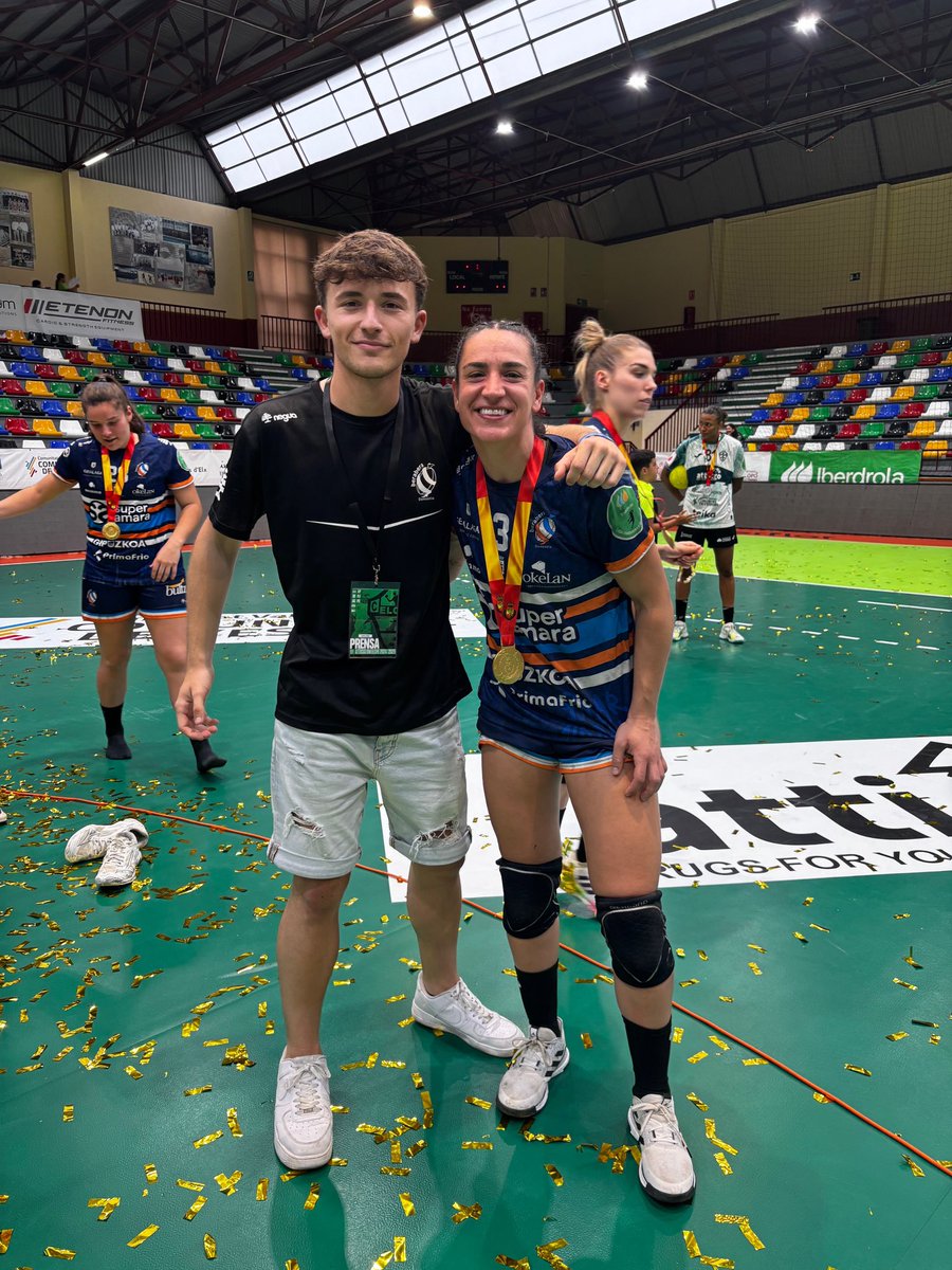 urtzdiez_'s tweet photo. increible lo de esta gente! que barbaridad no podia haber mejor despedida a las capis 👏🏻 @alba_menendez8 @EstherArrojeria gozatu makinas! plazer handi bat zuen azken etapa honen parte izan izana! https://t.co/mcEKmLYrTk