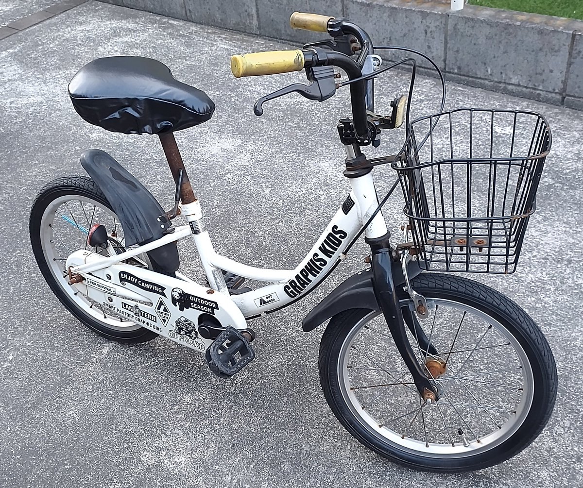 CFh1rRC's tweet photo. 左の画像の子供用の自転車を10年以上使ってます！長男、長女、と乗り継ぎました。次は次男です。今日は自転車のメンテナンスしました。タイヤ交換と色んな箇所交換しました。まだまだ現役です。ビンテージ感が出てカッコ良いです😆 https://t.co/CDryInSWOD