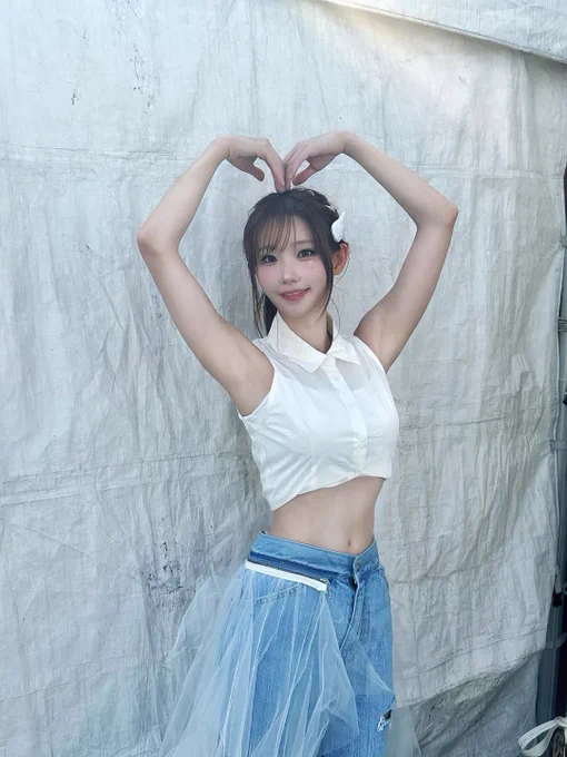 @Weekly_QWER: Jun,01,2025 Magenta instagram post 2025 WeverseCon Festival✨ A day where everyone loved it so much, even though it was our first festival in a beautiful landscape! I received birthday wishes in advance and a slogan, so I'm a blessed person I wanted to look pretty today, so I…