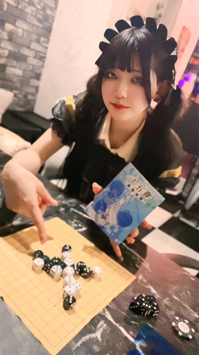 ボドゲコンカフェ【BRETTBURG】 (@brettburgsinjuk) on Twitter photo 十五賽🎲
おっぽゲームズさん <a href="/oppogames/">おっぽゲームズ【九州ボドカニ2025】</a>
ダイスを使った五目並べ🎲
ダイスの出た目を盤上にならべて合計15以上か1を3つ並べられたら勝ち。
ルールめちゃくちゃ簡単ですぐにでも遊べるの本当にありがたい。
2人用なのも店的にはありがたいです👏 十五賽🎲
おっぽゲームズさん <a href="/oppogames/">おっぽゲームズ【九州ボドカニ2025】</a>
ダイスを使った五目並べ🎲
ダイスの出た目を盤上にならべて合計15以上か1を3つ並べられたら勝ち。
ルールめちゃくちゃ簡単ですぐにでも遊べるの本当にありがたい。
2人用なのも店的にはありがたいです👏