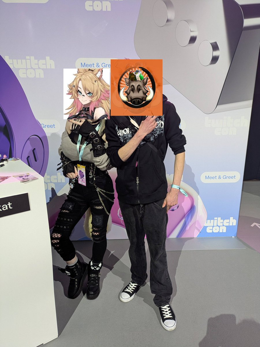 BsdWarthog's tweet photo. Was nice meeting you @obkatiekat  was so nervouse thanks for the gift and just meeting you https://t.co/nMM7JPFwSR
