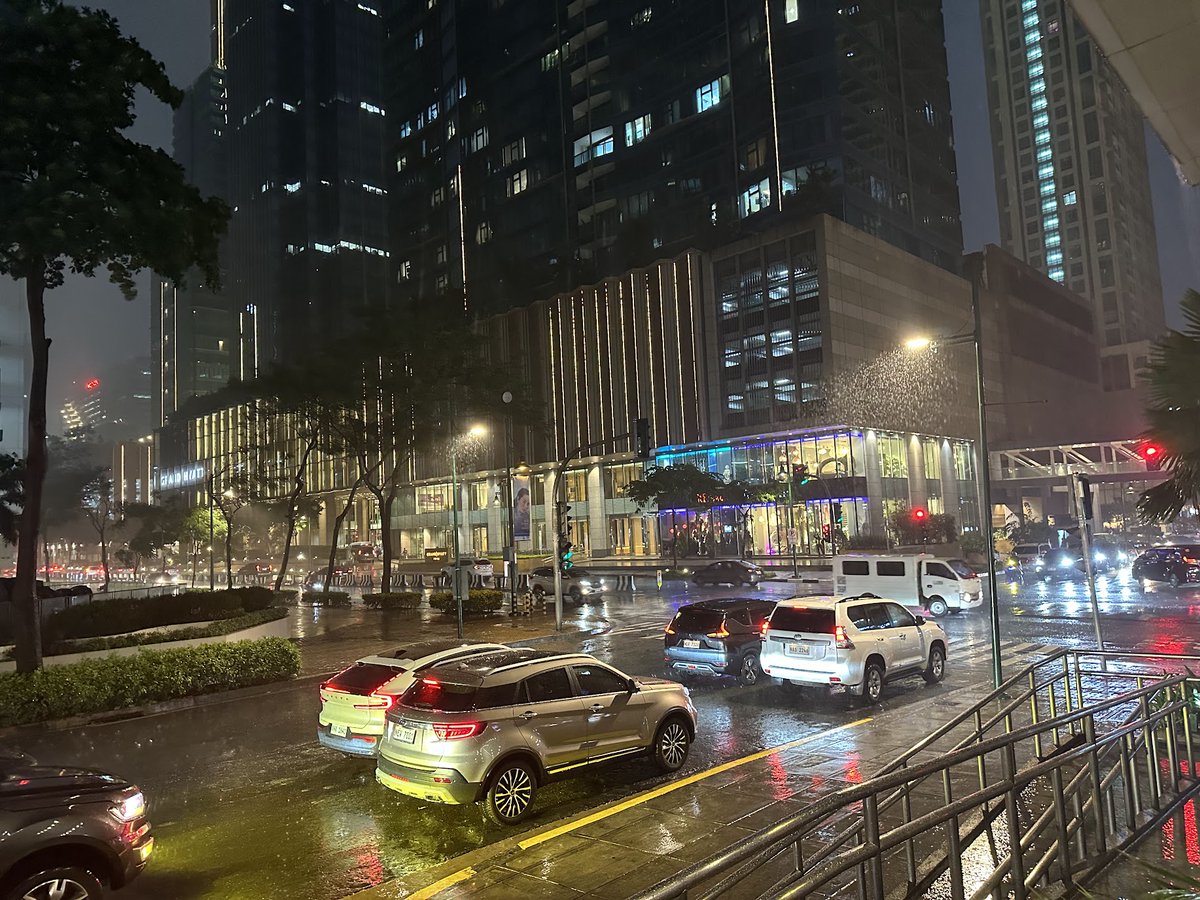 Mojarromero's tweet image. Pues ya ha empezado la temporada de lluvias en #BGC #Taguig #Filipinas #Philippines