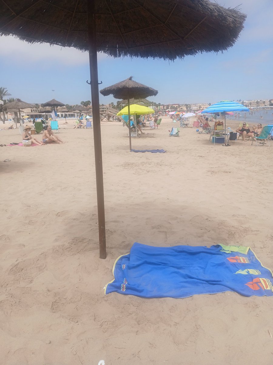 Comienza el verano en las playas de #Melilla🇪🇸 y hay  personas incivicas  poniendo una toalla en la sombrilla(verfoto) desde las 09'00h y aún no ha aparecido, limitando el uso de las sombrillas. Tendremos problemas? #PlayadelaHipica
#Incivismoenlasplayas