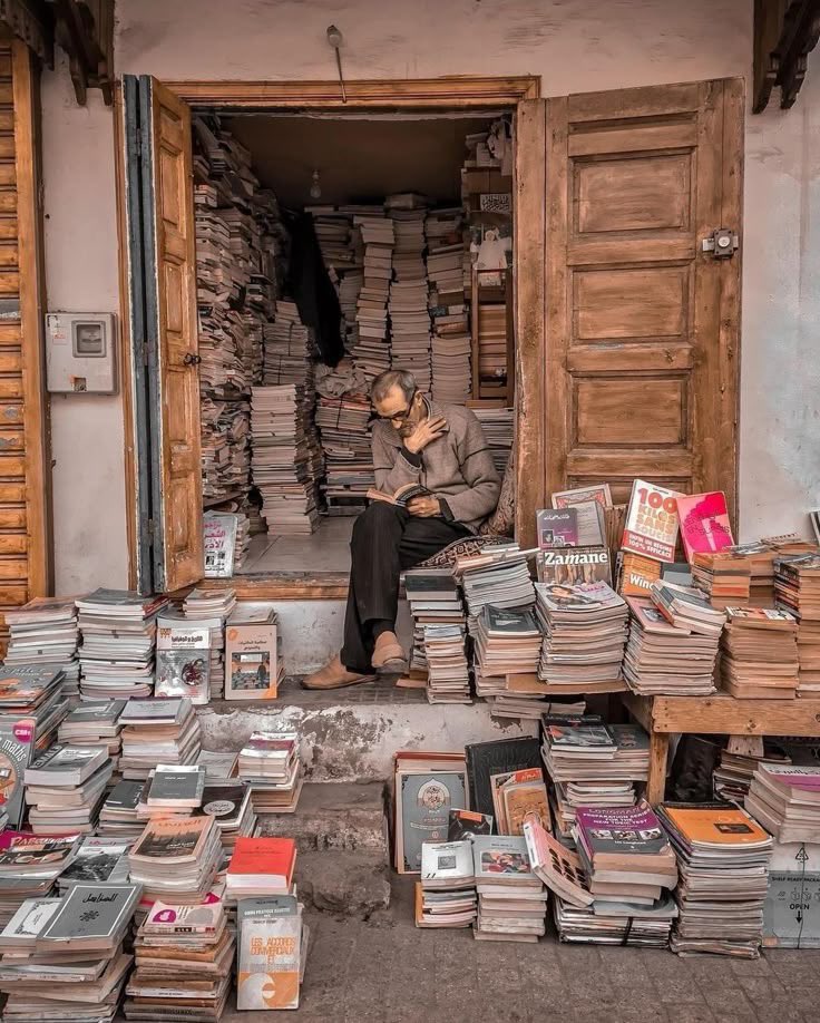 Fazla mütevazilik , 
Cahilden nasihat  dinlettirir ..