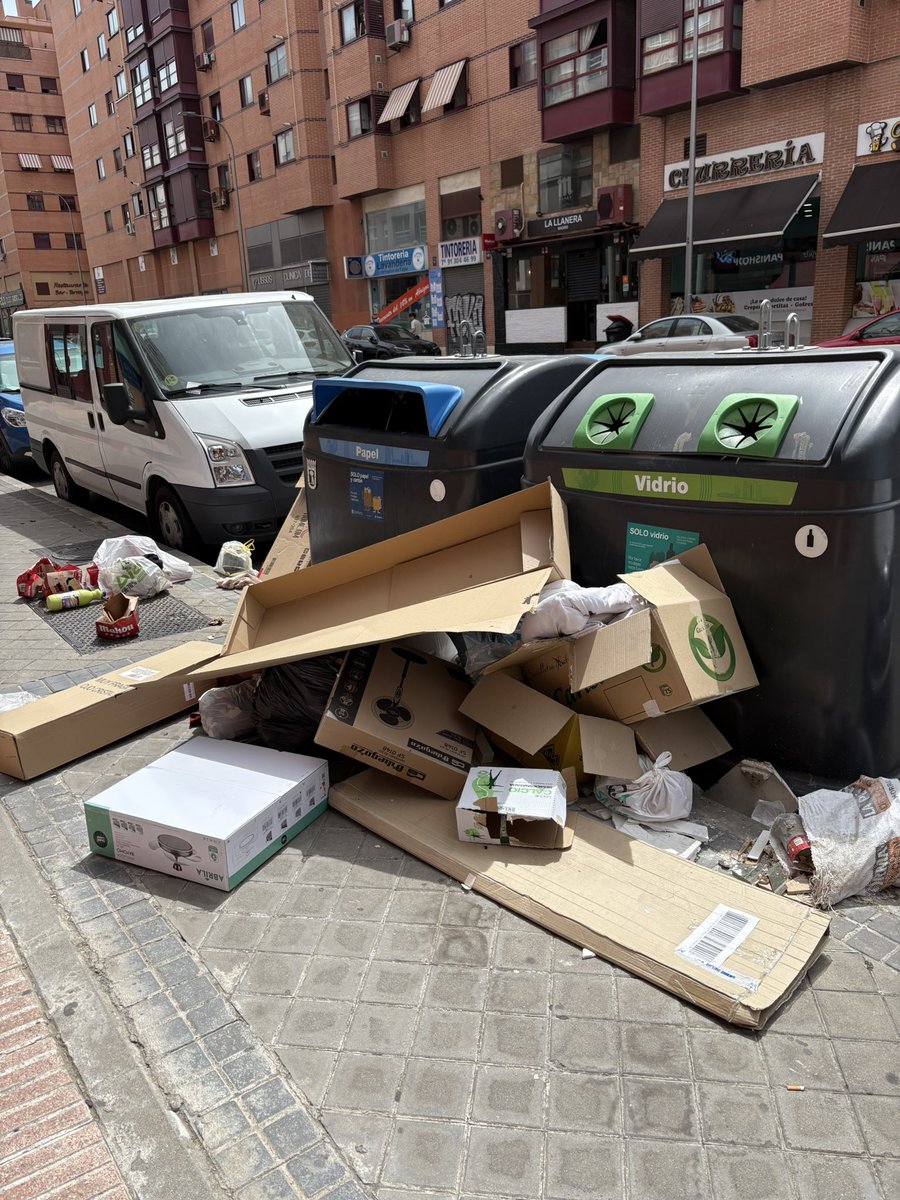manu1834's tweet photo. ¿Como puedes dejar las cosas ahí tiradas e irte sin problema? ¿Con qué clase de putos guarros tenemos que convivir? @Lineamadrid pasáis por favor por Julián Camarillo 59? Gracias https://t.co/ocK8OKQkIV