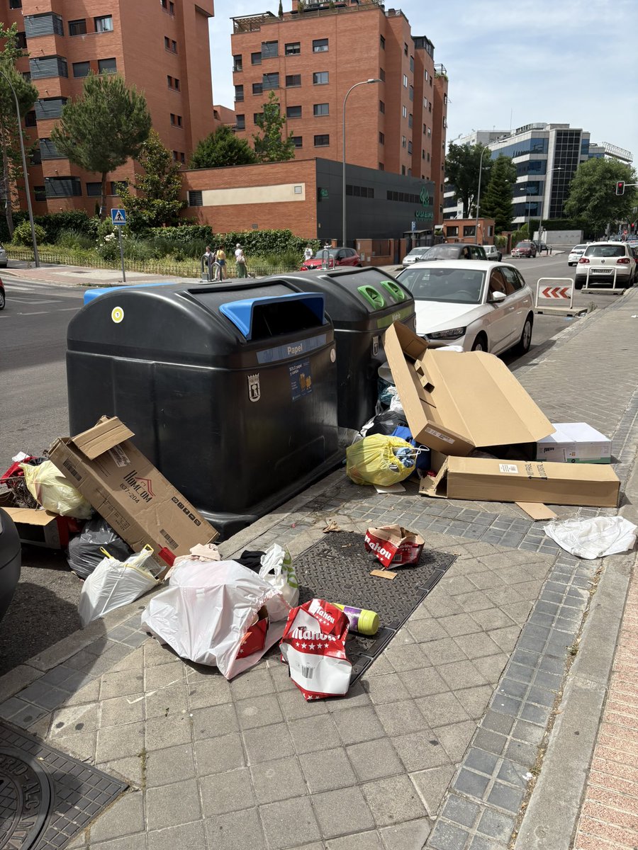 manu1834's tweet photo. ¿Como puedes dejar las cosas ahí tiradas e irte sin problema? ¿Con qué clase de putos guarros tenemos que convivir? @Lineamadrid pasáis por favor por Julián Camarillo 59? Gracias https://t.co/ocK8OKQkIV