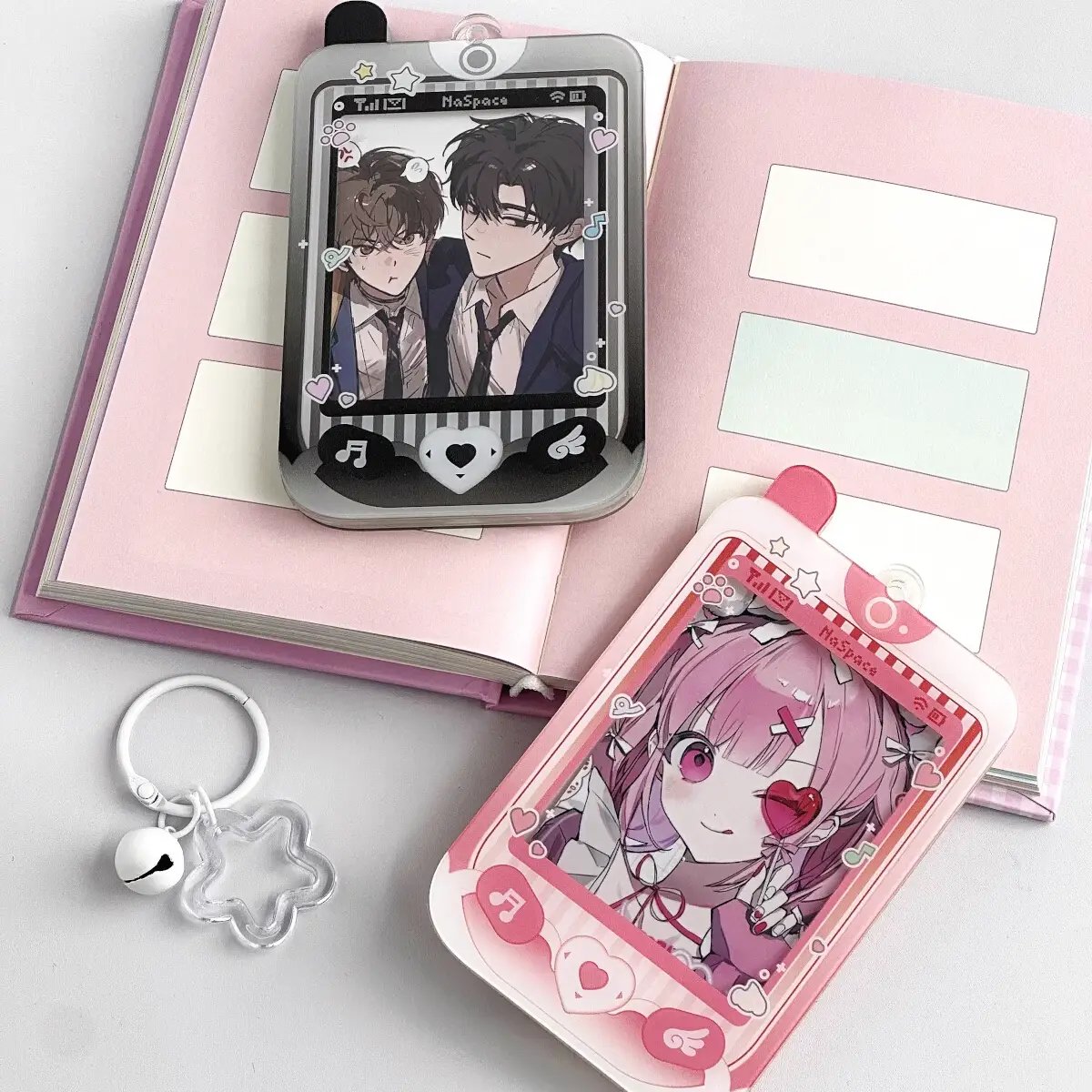 레트로 핸드폰 아크릴 프레임 📱
(포토카드 케이스)

RT+ 폼 참여 1분께 랜덤 1개 더 보내드립니다.

귀여우면서도 레트로한 디자인의 아크릴 케이스 입니다. 가방에 달거나, 전시용으로  사용해도 정말 귀엽습니다 :3 

- 현물 , 7월 이내 배송
-  색상 5종 선택가능
- 국내배송폼이므로 합배송을