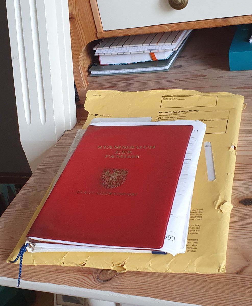 So.
Alle Unterlagen für die Namensänderung gefunden.
Jetzt schau ich nach Terminen beim Standesamt und dann kann es losgehen.
Fühlt sich wie ein Befreiungsschlag an.
Ich üb' schonmal die neue alte Unterschrift 🤭