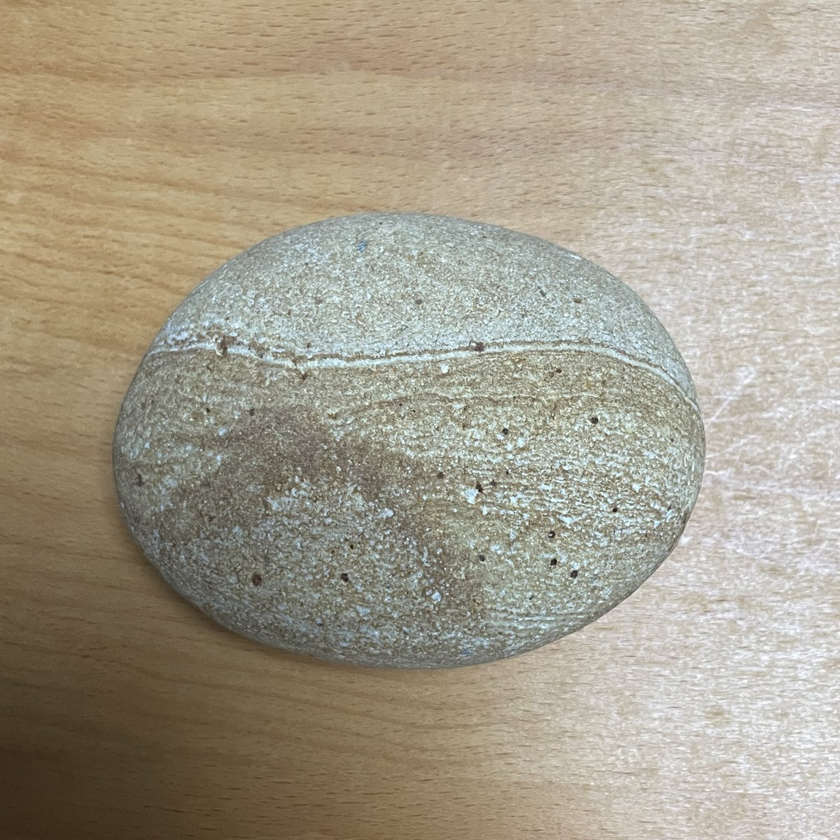haro714's tweet image. 糸魚川で拾った変わった模様の石😊
人それぞれ見え方が違うようです🤣

夫:砂漠の夜🐪🌙✨
私:だるま🔴