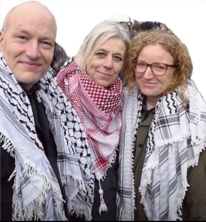 Kimtruth4's tweet photo. Venstrefløjens politiske nyttige idioter for Islam og medvirkende til udslettelsen af Danmark 🇩🇰 ❗️👇 https://t.co/tKFSDdeVZs