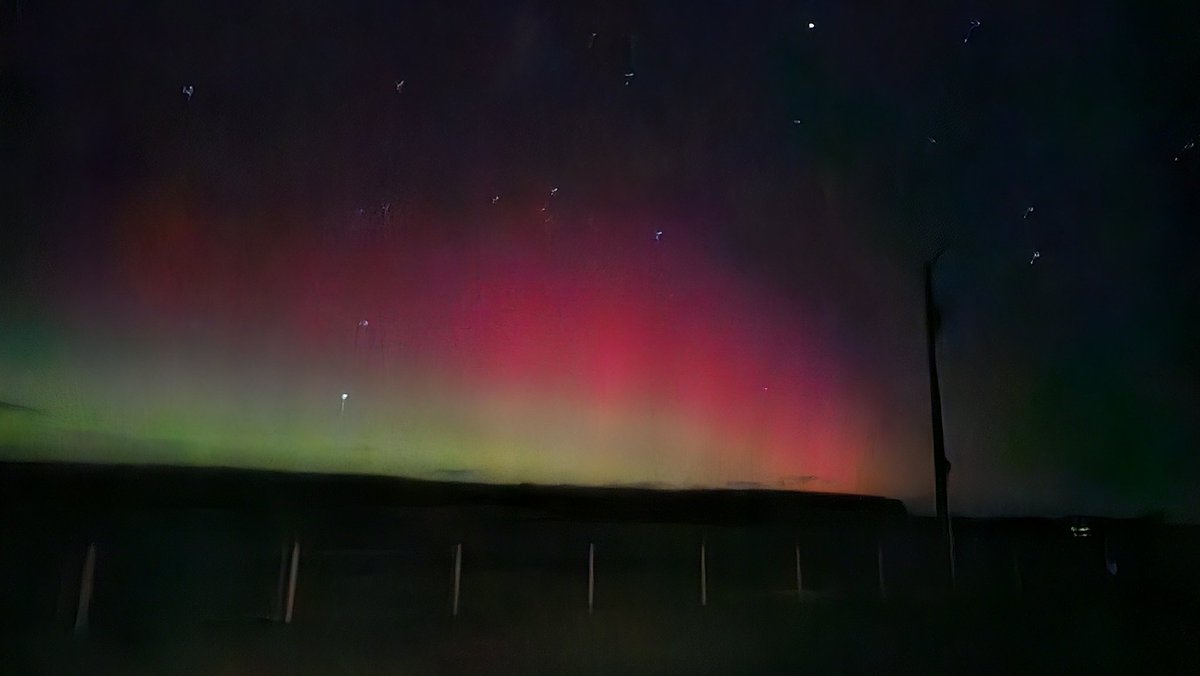 ShutterbytesMH's tweet photo. Aurora Australis from OB Flat. Colour is not visible to naked eye but the phone camera is picking it up. https://t.co/FCBhYDrHFo