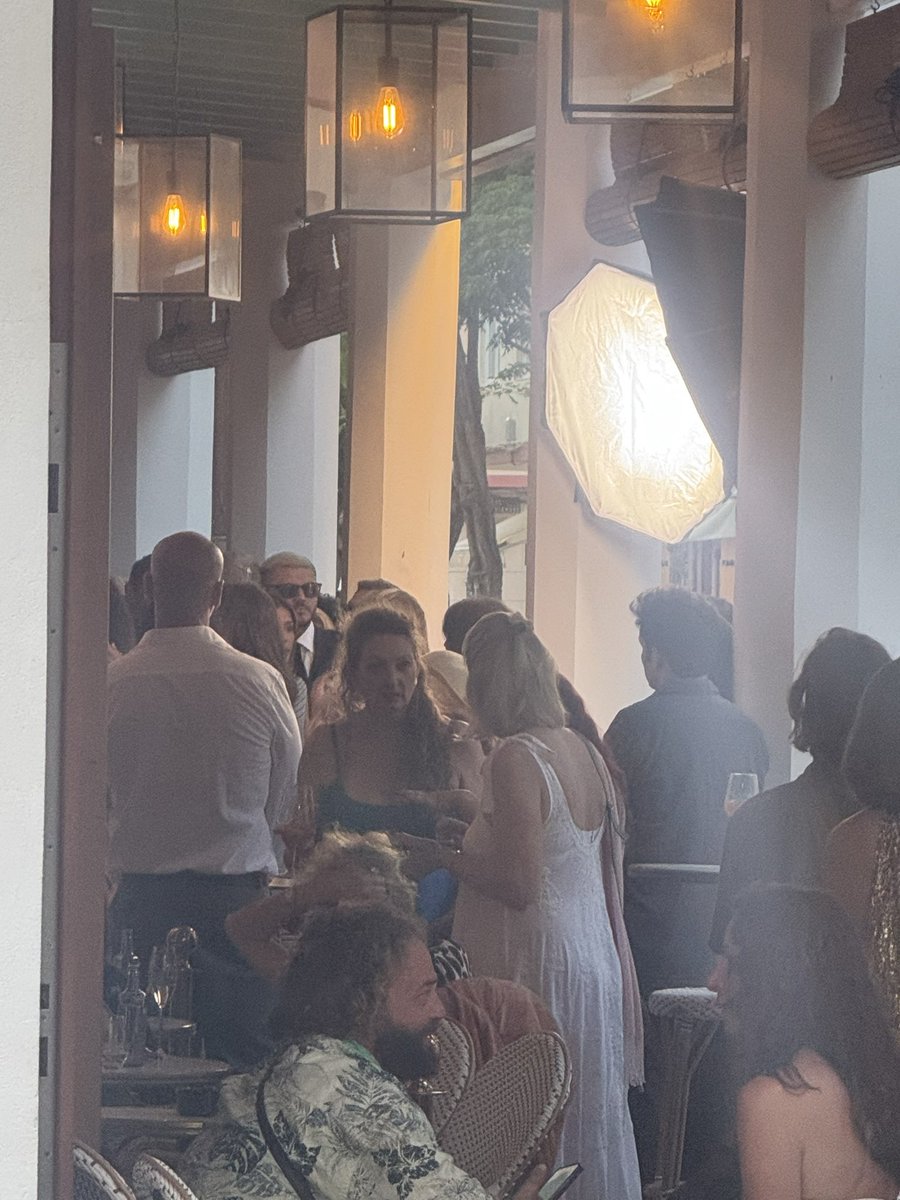 GiuCaussi's tweet photo. @elejercitodelam Vivo en ibiza. Es un evento que organiza la familia de Ray Stevenson (fallecido hace dos años) en su honor. En Teatro Pereyra, la organización es de Miami por eso había gente de la industria de allá. Si, no había alfombra roja. Ahora…que es todo este hate de mal gusto? https://t.co/AlveGMALBg