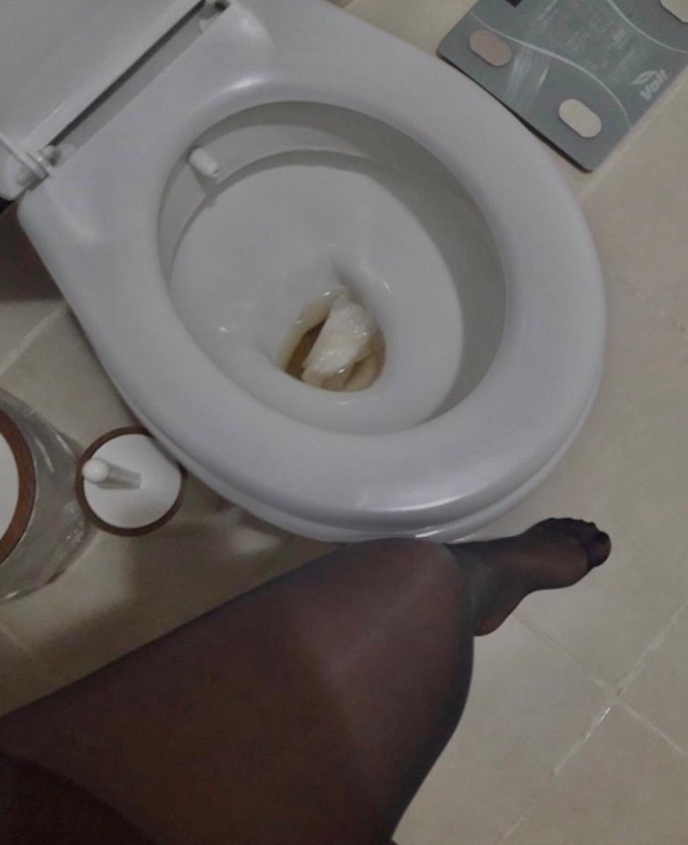 Wer traut sich als Toilette zu dienen 
und lecke meine ganze Scheiße und Pisse?🫰🏻

Like und retweete🔥