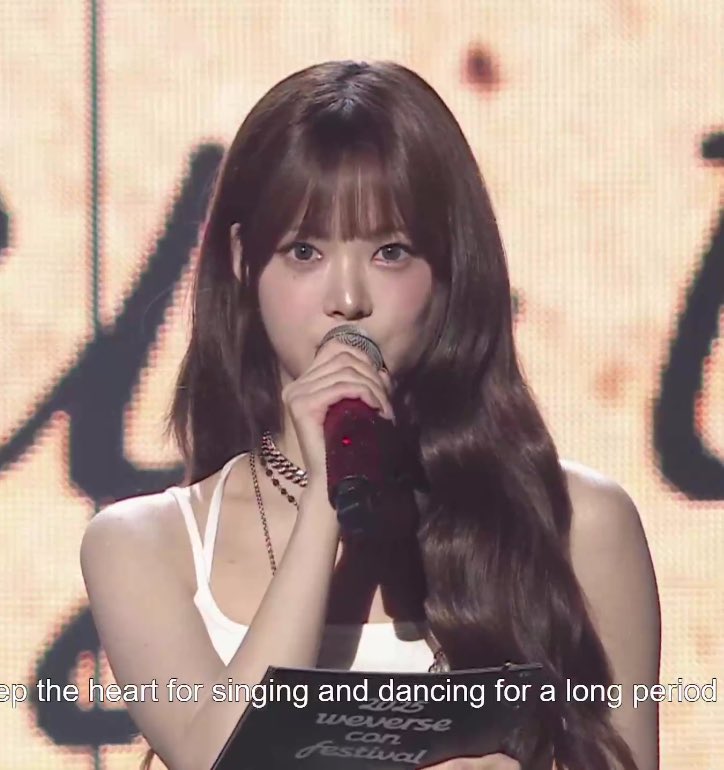 THEY ARE BACK TO USING THEIR CUSTOM MICS SWAROVSKI SPECIALLY DESIGNED FOR THEM !!!