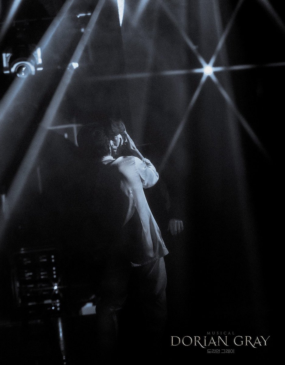 Robinjskim's tweet photo. #DORIANGRAY
#전지적로빈시점 #11
#로빈킴이간다.도리안그레이편
무대&amp;백스테이지 
2막의 도리안과 배질 

#도리안그레이 #윤소호 #손유동
#Photographedbyrobinkim https://t.co/v85ex2Ncls