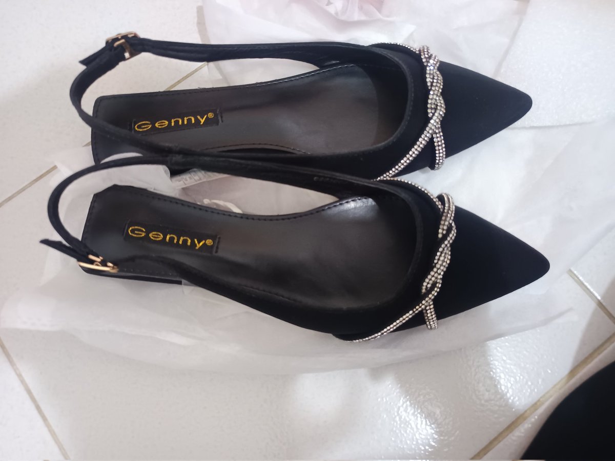 bamyangge's tweet photo. wts sandal cewe uk 39 new dijual karna kekecilan 130k aja 
co🍊 https://t.co/yCCBspJPQk