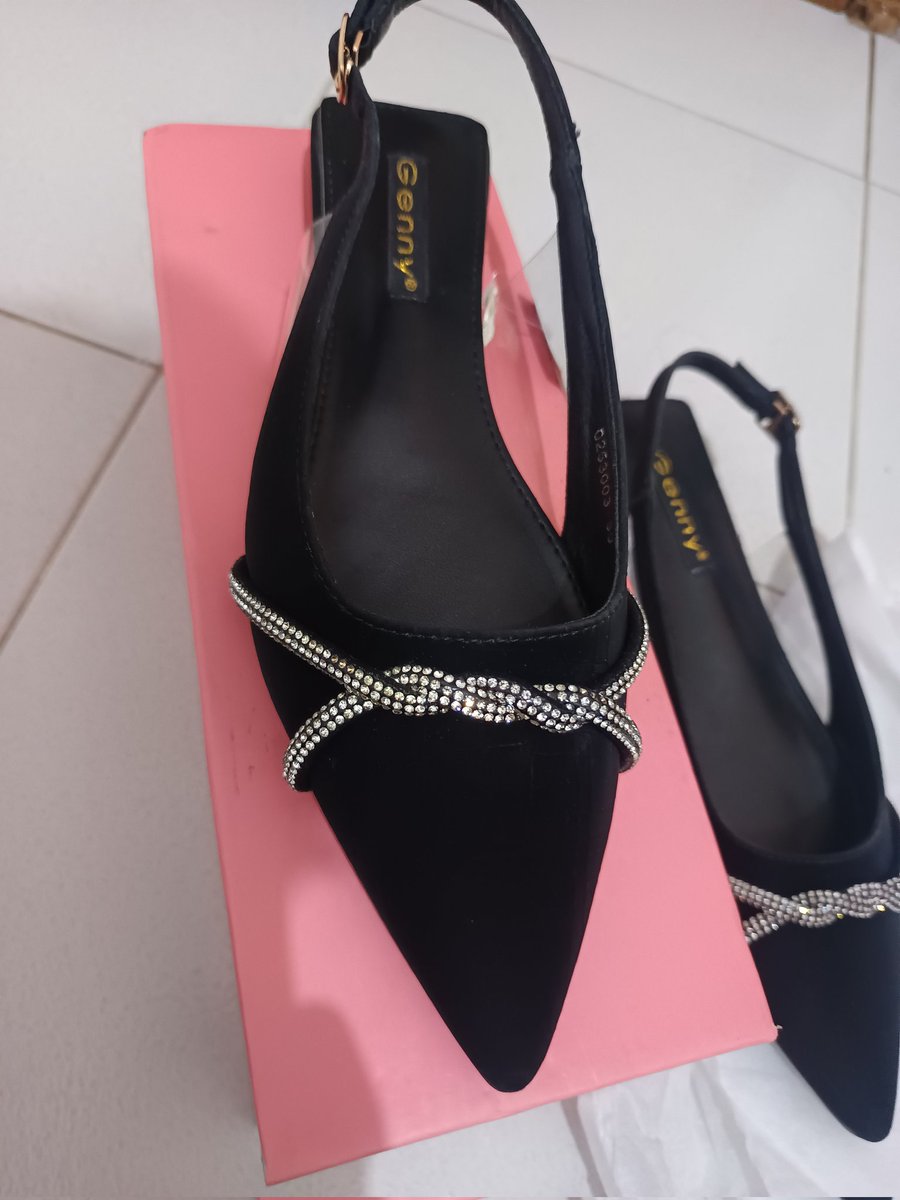 bamyangge's tweet photo. wts sandal cewe uk 39 new dijual karna kekecilan 130k aja 
co🍊 https://t.co/yCCBspJPQk