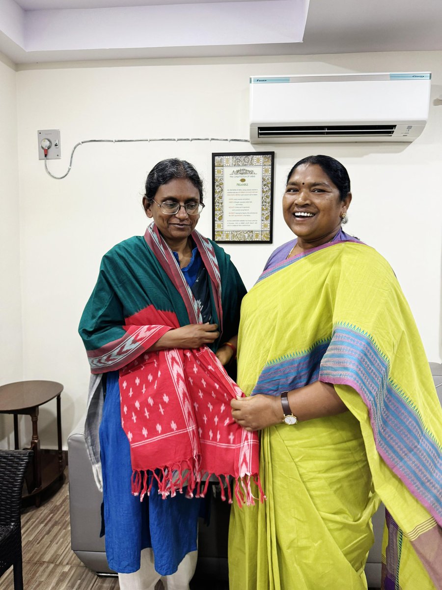 Paid a courtesy visit to AICC State Affairs In-Charge Smt. Meenakshi Natarajan ji. Grateful for being given a place in the Political Affairs Committee. Thank you for the trust and responsibility. 
#Congress #PublicService