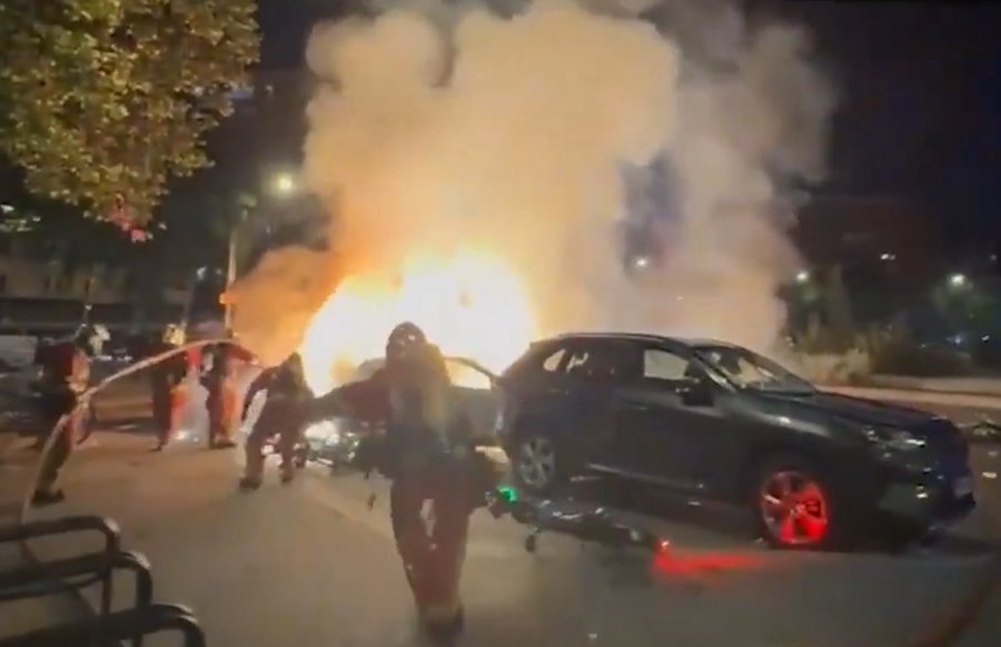 Indiniquo's tweet photo. #ChampsElysees 
Un pays qui interdit la cigarette à la plage et laisse les barbares tout cramer a quel avenir ? https://t.co/BQeL7LYBkA