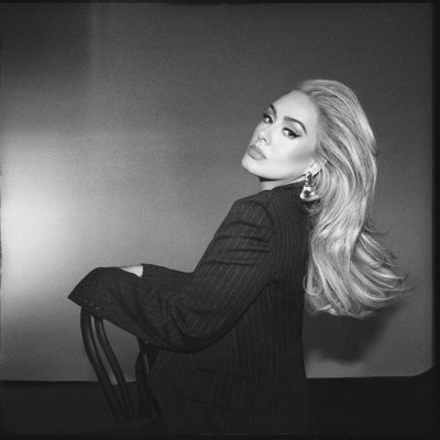 Dare you to comment on this case when your pf is Adele? Adele actually released her album on the exact same day as Red TV, even though Taylor had announced the release date for RED TV way earlier.