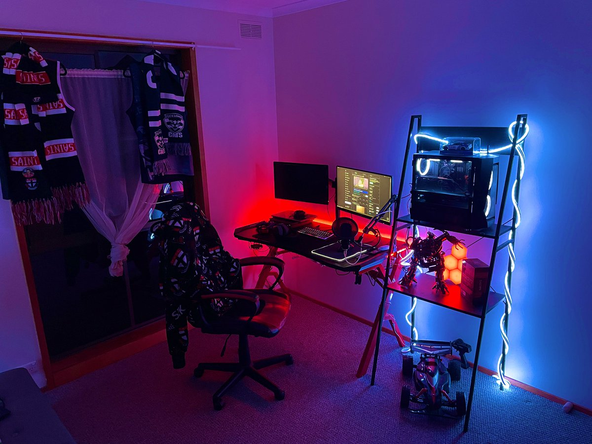 WITHSLO1's tweet photo. Just thought I will show how the setup look at night 🌙 
What do you guys think !? https://t.co/KhMC6AlKZm