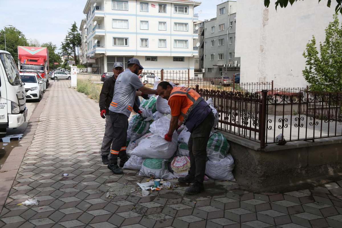 Temizlik İşleri Müdürlüğümüz tarafından merkez mahallelerimizde (Etiler, Kazım Karabekir, İstasyon, Alsancak Mahalleleri ve Cumhuriyet Meydanı) kapsamlı bahar temizliklerimizin ikincisi gerçekleştirildi. Yol ve kaldırımlar süpürüldü, boş alanlar temizlendi, çöp konteynerleri