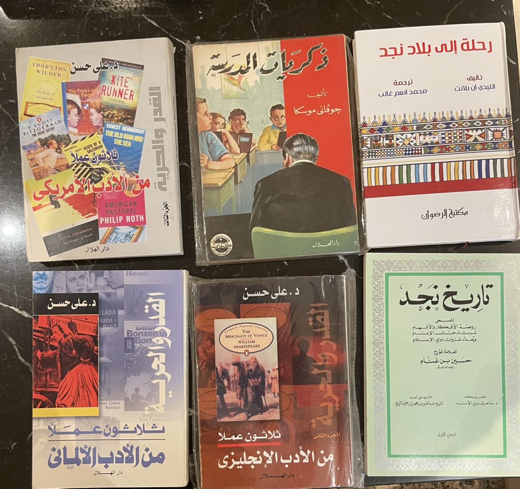 مدبوليُّ السعودية… حين تتكلّم الكتب بلهجةٍ نجدية.
بالأمس، خطونا أنا والصديق الأديب محمد الشقحاء إلى صالة المسؤولية الاجتماعية بنادي الشباب، حيث يُقام معرض الكتب المخفضة الثاني. دخلنا على موكب من الكتب، واحتشدت الطاولات كأنها صواني فاكهة من ورق؛ كل عنوان ثمرة ناضجة من فكر أو