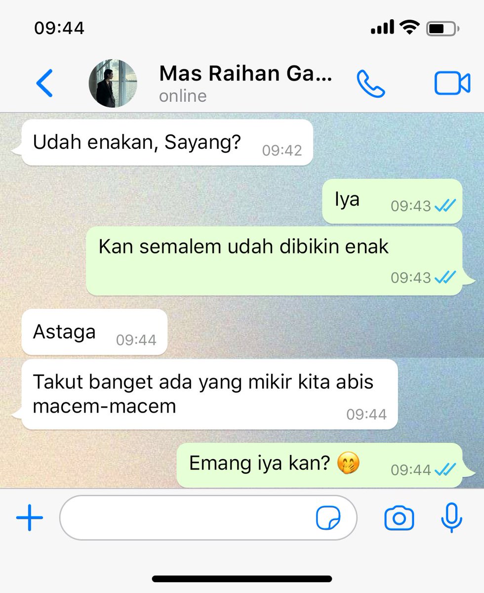 Malam merona

cw // slightly mature , kiss

Jo few tweet from Unwritten Desire