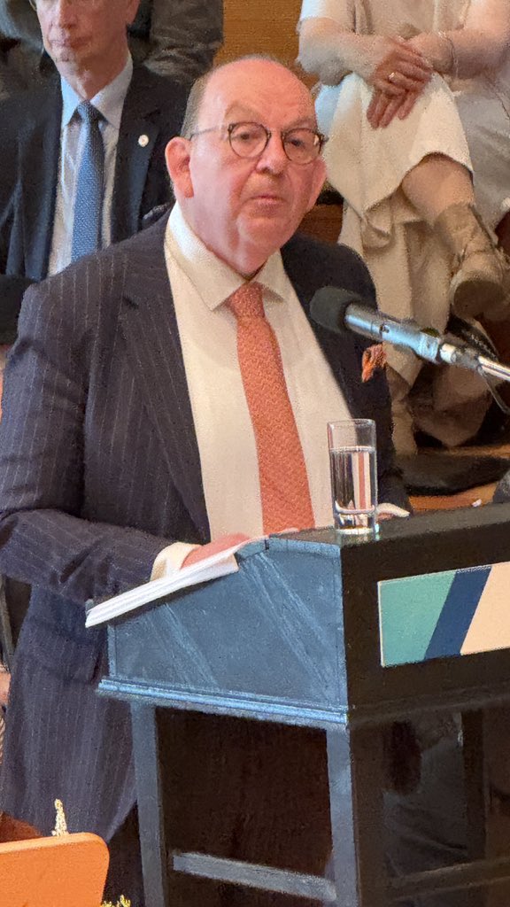 Feierlich wurde heute am Musikgymnasium Schloss Belvedere der Literaturpreis der K. A. S. an Iris Wolff verliehen. Mit Reden von Norbert Lammert &amp; Denis Scheck. Iris Wolff: „Kunst lässt sich nicht vereinnahmen.“
Ein besonderer Weimarer Termin.
🔗 kas.de/de/literaturpr…