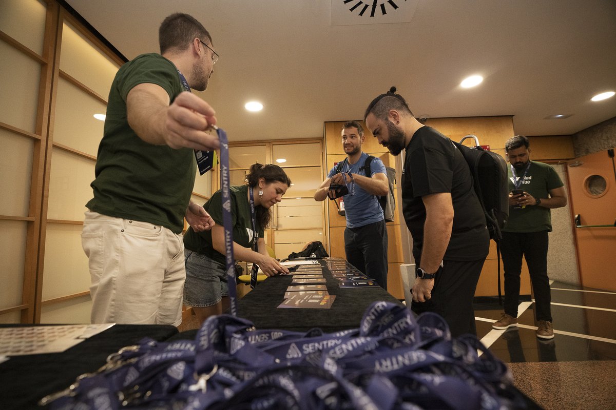 madvue_es's tweet image. Last Thursday was more than just a @vuejs event ✨

It was a day to connect with the community, to learn, to have fun together.

Seeing you all there making MadVue real was the best reward for us 💚

Thank you for enjoying us in this first edition🌟

#MadVue #Vuejs #Techconf