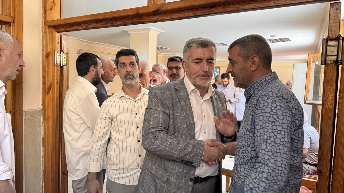 HudaPar21's tweet photo. Nur Sena Düzgün…

GİK Üyemiz Şeyhmus Tanrıkulu, İl Başkanımız Zeynul Abidin Gülsever ve beraberindeki heyetimiz, geçtiğimiz gün hayatını kaybeden Nur Sena Düzgün’ün taziyesine katıldı.

Merhumeye Allah’tan rahmet dileyen heyetimiz, Düzgün ailesine ve sevenlerine sabırlar diledi. https://t.co/5GArH6aB4U