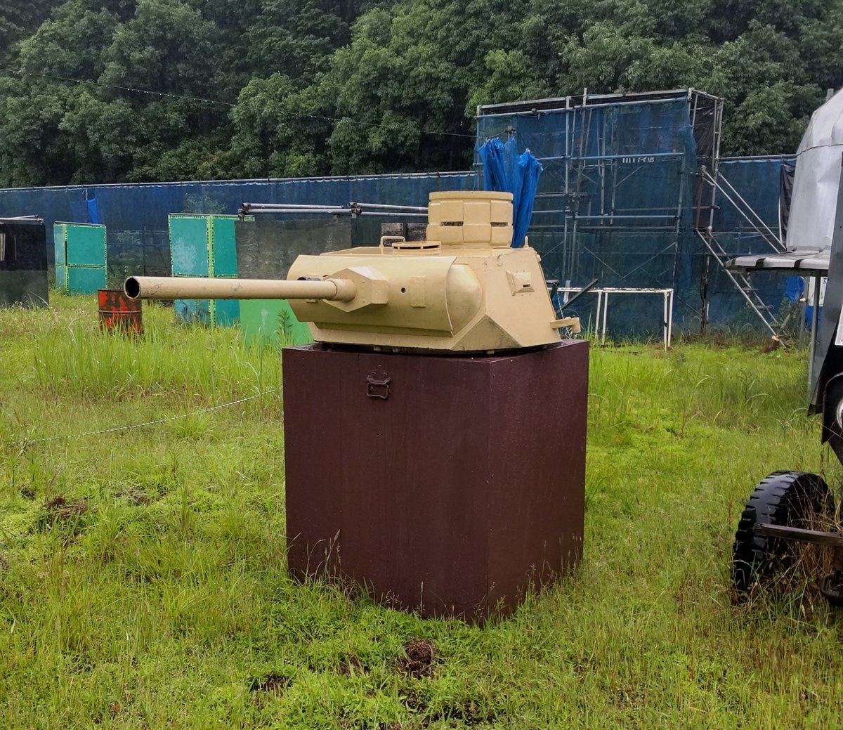 ＃無限復活祭
時間を追う毎に戦場は水浸しに…
一番起動力の有るコイツでも…
湿地帯の様な戦場では３ｍも進めない…

此処では潜水艦が必要だな…