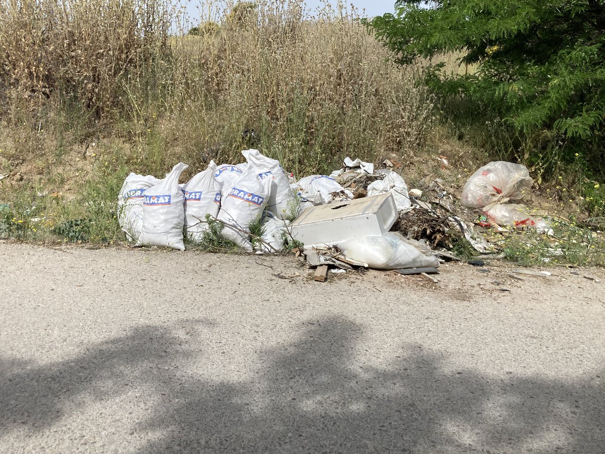 Ni el <a href="/psoedeleganes/">PSOE Leganés/ ❤️</a> cuando era gobierno ni ahora <a href="/ppleganes/">Partido Popular de Leganés 🇪🇸</a> y <a href="/UnionporLeganes/">ULEG</a> han sido capaces ni lo son de acabar con los vertidos ilegales en los caminos que dependen del <a href="/AytoLeganes/">Ayuntamiento de Leganés</a> y <a href="/policia_leganes/">Policía Local de Leganés</a>, es lamentable. La vida sigue igual 🤬