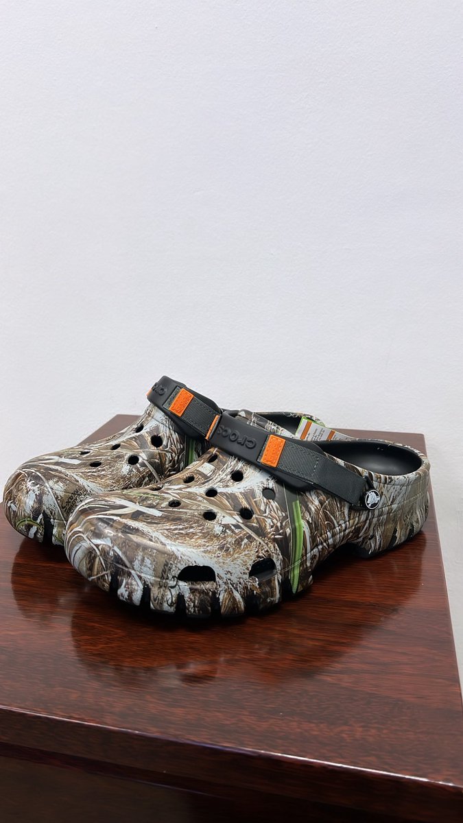 Footstude's tweet photo. 41-45 

320 cedis! 

Send us a dm!! 
#crocs https://t.co/FxmJGbDz0I
