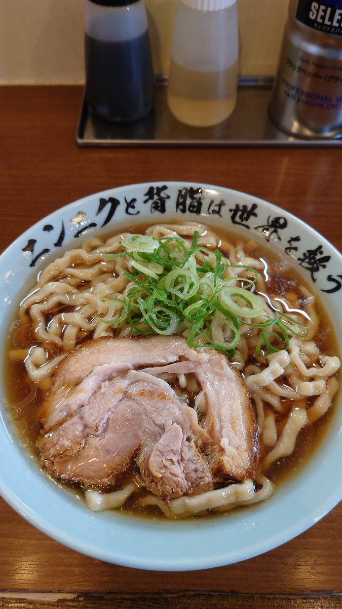 朝ラー復活のほそ乃さんで、6月限定冷製切り落とし肉そば辛を😊追いスープはつけ麺風にもらーめん風にも普通のスープとしても出来て味変楽しめます!
お昼は本日オープンの王道家直伝との丸家にしようと思ったけど行列凄いので平田の哲二郎さんにて今日限定450円非乳化あっさりらーめんプロトタイプを😋