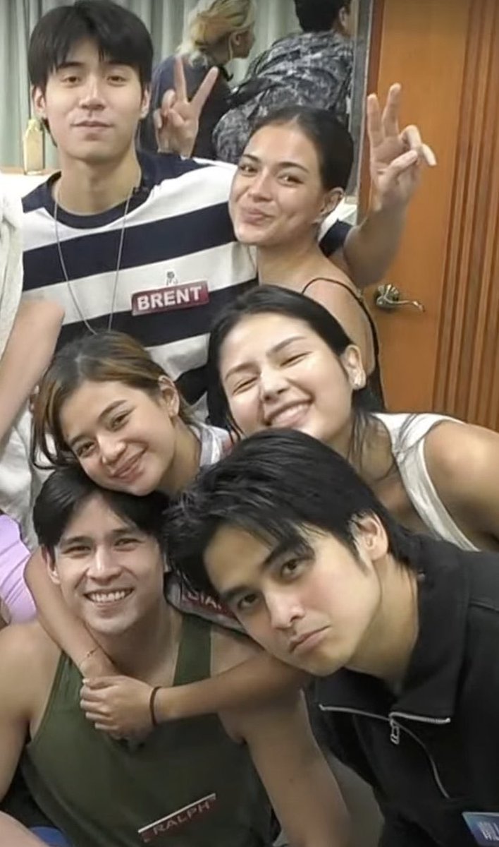 kaiscake's tweet photo. you guys they are sooo 90s barkada romcom coded i cant do this </3 

#PBBCollabThankYouJane https://t.co/VsASF9MKBI