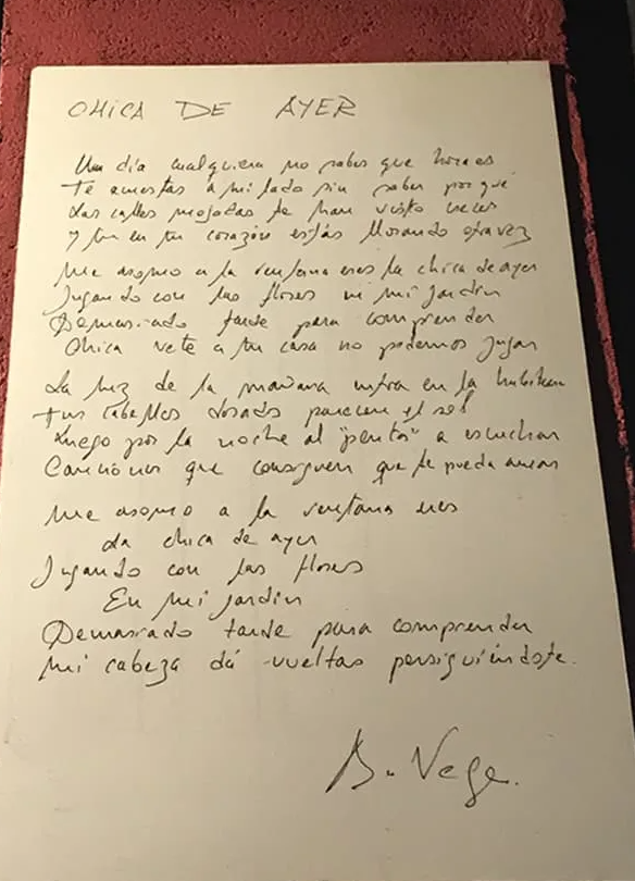 Hay canciones que nos hablan al corazón y a la memoria:

"Un día cualquiera no sabes qué hora es
Te acuestas a mi lado sin saber por qué
Las calles mojadas te han visto crecer
Y tú en tu corazón estás llorando otra vez
Me asomo a la ventana, eres la chica de ayer
Jugando con las