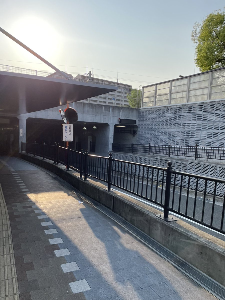 ibarakicity_in4's tweet photo. 久々に自分の事故現場を歩きました。相変わらず自転車はかなりのスピードで下って行きます。危険です。JRの側道へ通ずる階段から人が飛び出して来たら、事故ります。本当に自転車走行者は減速してください。 https://t.co/ie33CWV9h7